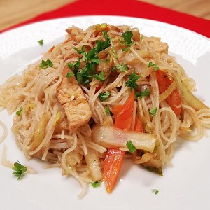 Máte radi Áziu? Urobte si opekané čínske ryžové rezance. Celý recept tu: https://www.varecha.sk/tv20151 | Varecha.sk