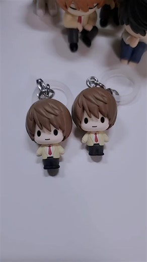 DEATH NOTEの目印アクセサリーをいじっている様子