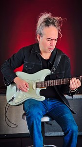 Lary Ruiz Velasco visita la exclusiva sala Fender Custom Shop para presentarnos una obra maestra: la guitarra Vintage Custom '59 Hardtail Stratocaster. Una pieza que combina construcción meticulosa, sonido con carácter y un acabado que impone presencia. Más que una Guitarra, es una declaración de nivel. Solo para quienes saben exactamente lo que buscan. #HolocaustoMusic #Fender #FenderCustomShop #FCS #Stratocaster #GuitarraDeColección #VintageTone #FenderStyle #fenderbassguitar | Fender Custom S