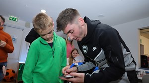 Steeley and Billy visited children at Chestnut Tree House to hand out some presents earlier this week. 💙🤍 | Brighton & Hove Albion FC