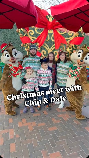 Chip ‘n’ Dale bringing ALL the Christmas magic ✨🎄 The most festive backdrop, the cutest outfits, and so much fun to meet — absolutely worth every minute of the wait 🐿️💛 👇 Comment below and tell me your favourite character meet! #chipanddale #christmasseason #charactermeetandgreet | Dream Brighter Travel