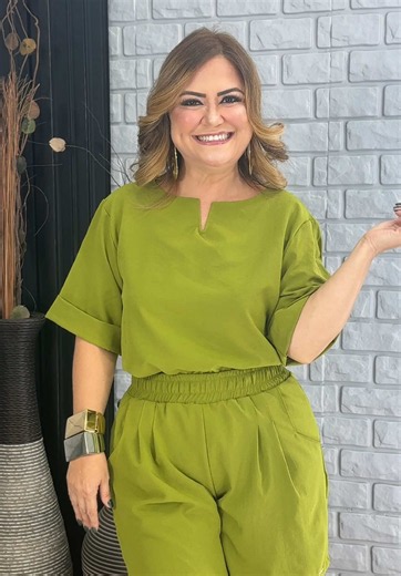 Conjunto Verde em Crepe Balonê: Blusa e Short Confortáveis