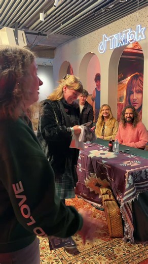 Nach 21 Jahren, durfte ich die Jungs endlich treffen!😭❤️ Ich bin eigentlich gar nicht nah am Wasser gebaut.. aber da war alles bei mir vorbei!🥹🙈 Dieser Moment, wenn Bill zu einem „Ach Maus“ und „Schön, dass Du da bist“ sagt, geht einem das Herz auf 🥰 Mein Teenieherz ist wunschlos glücklich.❤️ Getroffen, Fotos, Video, Autogramme und eine Tattoovorlage von Bill🥰 Danke dafür 🫶🏻 @Tokio Hotel @Bill Kaulitz #tokiohotel #tokiohotelfan #popupstore #berlin #tokiohoteledit