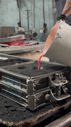 Alumínio líquido virando componente industrial Veja o processo completo de fundição em areia verde Usamos molde de madeira para compactar a areia no formato exato e fundimos com alumínio A356 a mais de 700°C. Siga a gente para mais vídeos como esse! | Vlados Aluminum