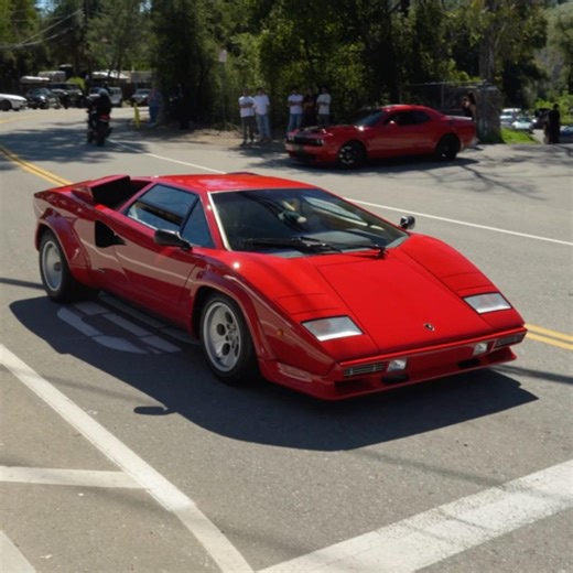 It’s great to see a LAMBORGHINI COUNTACH out in the wild #lamborghini #countach #lamborginicountach