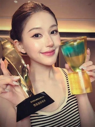 Lộ Tư Nhận Giải Và Livestream Chia Sẻ Cảm Xúc