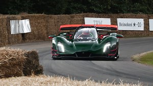 Czinger 21C delivers wild speed through track corner
