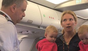 American Airlines attendant hits female passenger with baby stroller! Staffer suspended (Watch video)