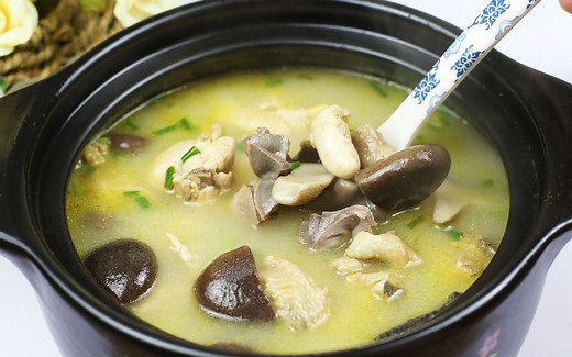 厨师长教你煲香菇鸡汤，做法简单，鸡肉滑嫩不柴，鸡汤鲜香浓郁