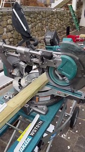 👷‍♂️💡 Shoutout to @ravinbuilders for this pro tip! By attaching a scrap piece and pre-cutting guides, you can save material, improve accuracy, and keep your fingers safe. A perfect example of working smarter, not harder. #tooltip #tipsandtricks #carpentry #howto #tutorial #workwear #workgear #fyp | TRUEWERK