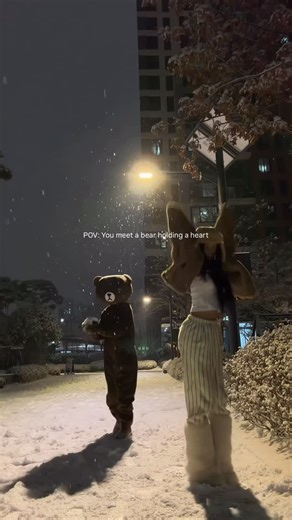 강경민 on Instagram: "눈 오니까 행복하곰 🐻 🌨️ 🤎"