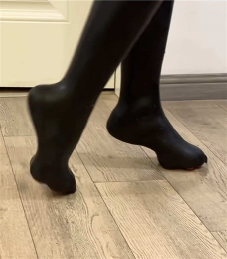 Now I’m walking like an elegant little kitty 💫🖤 #FeturaX #furry #rubber