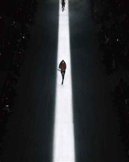 RUNWAY Gucci Primavera establishes a new vocabulary of silhouettes, textures, and materials, expressing the product design ethos at the core of Gucci. Discover a selection from the collection now available online and in selected stores. | Gucci