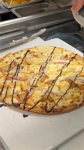 27 reactions | Looking for a place where great food, good vibes, and unforgettable memories come together? Retro Metro in Springfield is your go-to spot. From chef-driven dishes like dry-aged steaks and flash-fried spinach to cocktails crafted with care, every visit is a flavorful experience. Let your taste buds try out delicious food and drinks today! | Retro Metro | Facebook