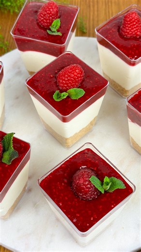 Himbeer Cheesecake im Glas 📌 Rezept zum Speichern Hey Foodies, diese leckeren Himbeer Cheesecake im Glas schmecken super lecker, frisch und leicht. Die Desserts im Glas sind sehr schnell und einfach zubereitet und ein absolutes Highlight. Zutaten für 12 Stück: 120g Butterkekse 50g Butter, flüssig 250g Speisequark 20% 500g Mascarpone 200g Sahne 1/2 Zitrone 1TL Vanille, gemahlen 150g Puderzucker Topping: 200g TK Himbeeren 50g Zucker 1 TL Speisestärke 200g frische Himbeeren Minze Zubereitung: ◾️Ke