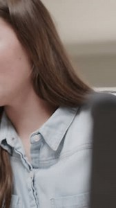 Вертикальное видео: чтение текста на ноутбуке,: стоковое видео (без лицензионных платежей), 3896511251 | Shutterstock