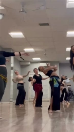 @eleutheradance on Instagram: "Practicing dance telepathy in @melissa.gamal class 🧠♨️ #raqssharqi #bellydance #danzadelvientre #dançadoventre #dance"