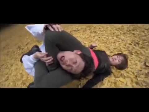 Woman breaks man’s neck with her legs (Headscissors kill)