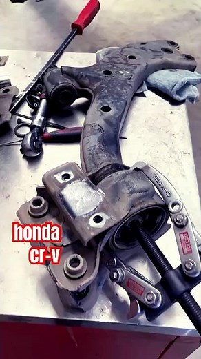 🚗how to remove front control arm bush (honda crv)