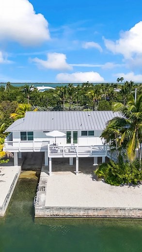 Where million-dollar views meet true Keys living. 🌊 1330 Sugarloaf Boulevard, Sugarloaf Key $2,450,000 | 🛌 3 Beds | 🛁 2 Baths | l 1,624 SF This completely renovated 3-bedroom, 2-bath home on Sugarloaf Key blends modern design with island tranquility. 1330 Sugarloaf Blvd offers panoramic open-water views, lush tropical landscaping, and an incredible outdoor setup designed for boating, relaxing, and soaking in the beauty of Sugarloaf Key. Enjoy a private concrete dock, boat ramp, covered parkin