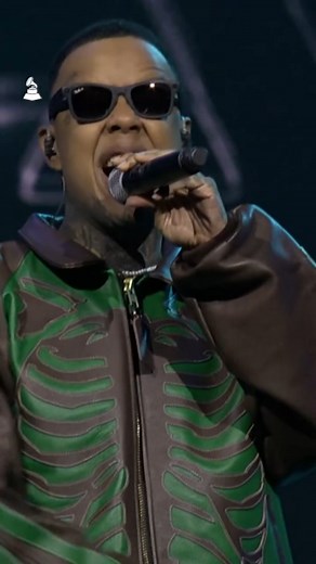 🏆 Akapellah hace historia en los Latin Grammy 2025 🇻🇪 ​Un momento épico para la música venezolana: Akapellah, el "gorila" del rap, se llevó su primer Latin Grammy en la categoría Mejor Interpretación de Música Electrónica Latina por la canción "Veneka" junto a Rawayana y Erika De La Vega! ​¡Gramófono al fin! 🎉 Esta es la primera victoria de Akapellah tras siete nominaciones. ​Mensaje de Orgullo: El tema "Veneka" resonó como un himno de valentía y determinación de la mujer venezolana. El emot