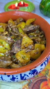 Ficat de pui cu legume la tigaie. Reteta 🪻500 gr ficat de pui 🪻1 ceapa 🪻2-3 catei de usturoi 🪻boia,cimbru, patrunjel 🪻ardei gras 🪻300 ml vin alb 🪻sare piper | Ella Cooking