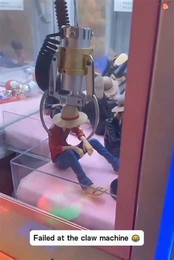 Failed at the claw machine 🤣😂🤪🥰#usa #funnytiktok #funnyvideos #funnymoments #fyp #claw #machine