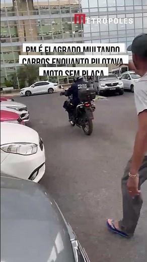 PM é flagrado multando carros enquanto pilotava moto sem placa