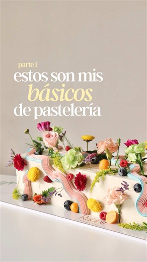 Mis utensilios básicos de pastelería 🍰 En este mundo de la pastelería, existen algunas herramientas que considero básicas para empezar y aquí te comparto algunas de ellas 👩🏻‍🍳 ¿Te gustaría una explicación más detalla de cada uno? No te pierdas el nuevo video de Youtube en mi canal 🎬 #pasteleria #chefpastelero #tipspasteleria #rabbitbakery #tortaslima