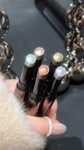 Jelly texture that glides like silk, sparkles that catch every light. #makeup #joocyee #beauty #glowmakeup #eyeshadow