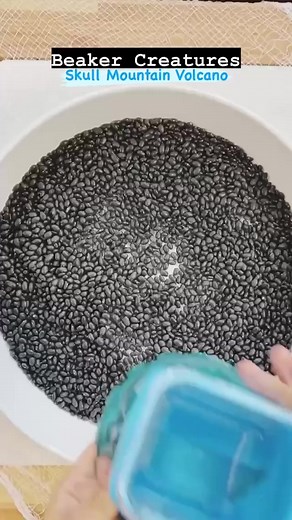 Spooky Bubbling Beaker Creatures Skull Experiment! 🧪💀Do you dare explore the bubbling reactions found within the Beaker Creatures Skull Mountain Volcano? The Beaker Creatures Skull Mountain is perfect for the spookiest science experiments and can even double as a candy holder for Halloween! Here is what you'll need for this experiment:🧪Baking soda💀Vinegar🕷Soap🧪Food coloring💀Spooky Halloween loose parts🕷Splashology Lab Set Beakers or cupsPut it all together and you have a Spooky Bubbling 