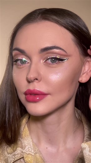 Cómo usar rhinestones autoadhesivos en maquillaje