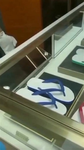 aidawati Sembiring on Instagram: "Ada yg nawar sandal saya 3 juta tp sekalian sama kaki nya..gimana menurut teman2?? #kontenkomedireceh #reelskomedi #communitysharing #market #fyp"