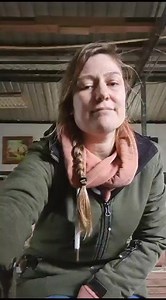 Wauw 🤩 deze vind ik echt knap van jessica! Dit is exact waar we aan werken in de instructeursopleiding 🥰👌🙏 Vandaag is de les waarin we alle oefeningen nog eens goed doornemen, zodat alle puntjes op de i komen te staan. Binnenkort gaan we namelijk met Wendy mee om een dagcursus op een andere stal te organiseren. Super leuk, maar ook best spannend! We begonnen deze dag met een paard dat erg onrustig wordt zodra hij van zijn merries gescheiden wordt. Door verschillende mensen met hetzelfde paar