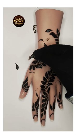 “Magic Mehndi Fall 🌿 Silicone Hand Trick You Won’t Believe!”
