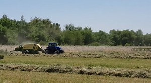 The KRONE Big-Pack is a high speed baler that is able to assemble a bale with the dimensions of 1.2 m width x 0.7 m height x 2.5 m length in just 28 seconds! Watch the KRONE Big-Pack Baler in action here. Visit our website for more information on this product: http://rovicleers.co.za/Home/Products?productId=3030&categoryId=3097 | Rovic