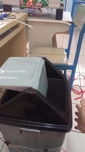 Proyek Tempat Sampah Otomatis, menggunakan Arduino, sensor ultrasonik dan motor servo.