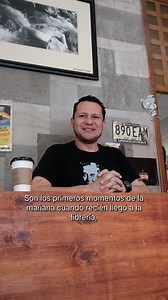 Cada mañana en Librero en Andanzas comienza con el aroma a café… y a libro viejo. ☕📖 Alberto Soto abre las ventanas, deja que entre el aire y despierten las páginas que aguardan nuevas manos lectoras. En López Cotilla 805, en la Americana (Guadalajara), los días empiezan entre ejemplares antiguos, raros y llenos de historia. ✨ Ven a perderte entre ellos. #LibreroEnAndanzas #LibrosAntiguos #LibrosUsados #Guadalajara #ColoniaAmericana #Librería #AmorPorLosLibros #LibrosRaros #VidaDeLibrero | Libr