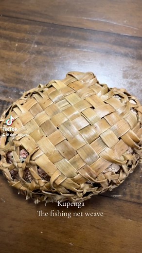 Kupenga woven around a Paua shell. Such a versatile weave 🍃 #kupenga #pauashell #maoriweaving #flaxweaving #raranga | Dee Mana Wahine