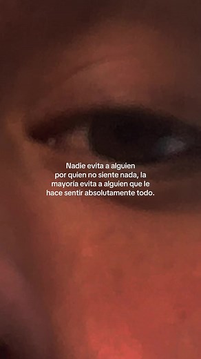 Nadie evita a alguien por quien no siente nada — Frase sobre amor y evitación