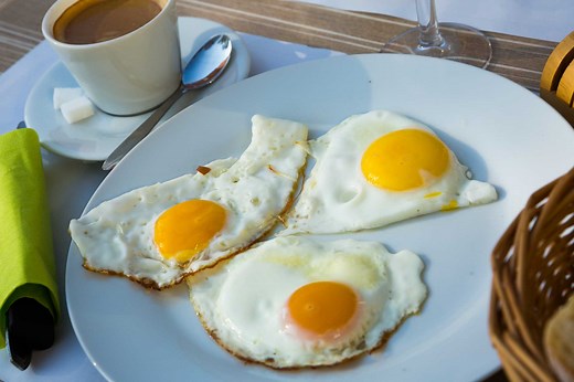 How Much Is a Serving of Protein in Eggs?