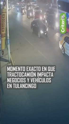 Momento exacto en que tractocamión impacta negocios y vehículos en Tulancingo