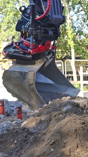 Rototilt on Instagram: "A popular feature of RC® System is the unique pulse function, perfect for when you need to spread materials evenly from your bucket. How it works💡 🔴 The operator activates the pulse function with a button on the joystick. ⚫️ This initiates a pulsating or shaking motion from the tiltrotator to the bucket. The pulse function gives precise and controlled material distribution. It’s a simple yet clever way to get tasks done with less effort!"