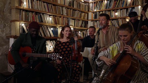 Christophe Maé interprète son single « La lune » en live