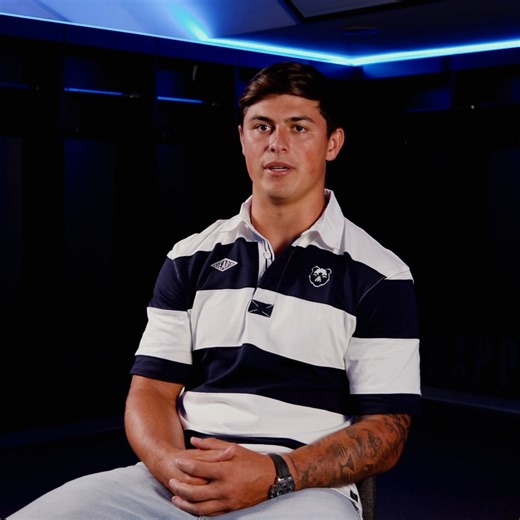 Check out Louis Rees-Zammit's first interview as a #BristolBears player ⚡️ 🛬 A 'whirlwind week' 🐻 Arriving in Bear Country ✍️ 'Bears style of play suits me perfectly' 🏈 Lessons from time in NFL 🍿 Entertaining the fans 📺 Recap of key tries Watch full interview here 👇 🔗 https://youtu.be/JO6QE0ZODHU | Bristol Bears Rugby