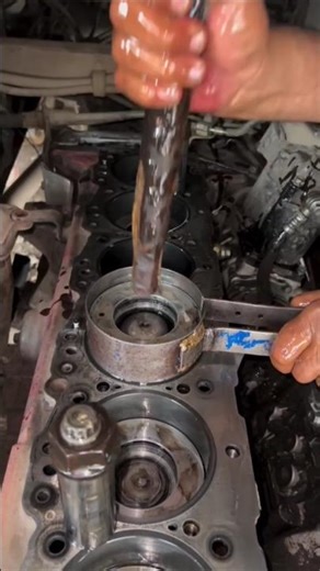 commins engen piston fitting expart technique reveals #shortsfeed #automobile #for you #trending