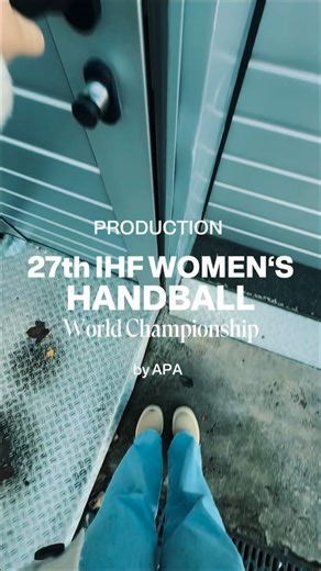 Handball-Weltmeisterschaft der Frauen 2025 – Deutschland ist bereit! 1965, 1997, 2017 – und bald 2025! Zum vierten Mal wird Deutschland Gastgeber einer Handball-Weltmeisterschaft der Frauen sein – und das mit einem neuen Rekord! Gemeinsam mit Co-Gastgeber Niederlande freut sich der Deutsche Handballbund (@dhb_teams ) auf ein echtes Handballfest, das vom 26. November bis 14. Dezember 2025 die Hallen zum Beben bringen wird. Die Epizentren des Turniers werden Stuttgart, Trier und Dortmund. 32 Natio