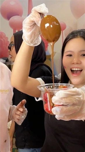 Neng Aura makes her own Strawberry Chocolate Scissors 😍 #bittersweetbynajla