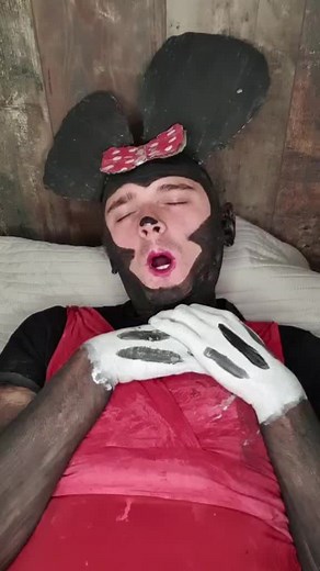 Découverte de Minnie dans le téléphone de Mickey