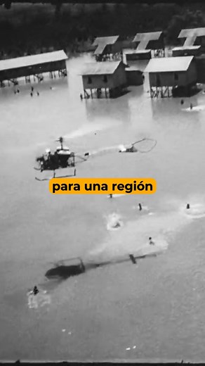 🌧️ 1954: El año en que la costa norte quedó bajo el agua 🌧️ Ese año, la Costa Norte de Honduras vivió uno de los golpes más duros de su historia bananera. La Tormenta Tropical Gilda avanzó paralela a nuestras costas, descargando lluvias tan feroces que los ríos Ulúa y Chamelecón se desbordaron como nunca antes. En cuestión de horas, más de 680 millas cuadradas quedaron sumergidas: campamentos bananeros, líneas férreas, viviendas y plantaciones completas desaparecieron bajo el lodo. Miles de fa